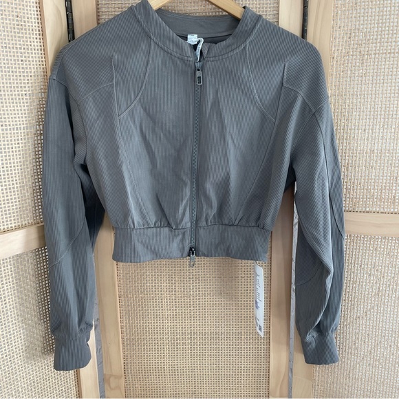 NWT LULULEMON RIBBED SOFTSTREME CROPPED JACKET SIZE 2 NOMAD TOP - Picture 1 of 7